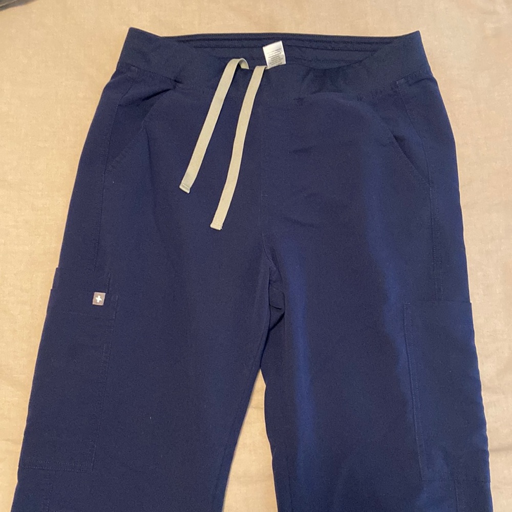 Men’s medium Axim cargo figs scrub pant